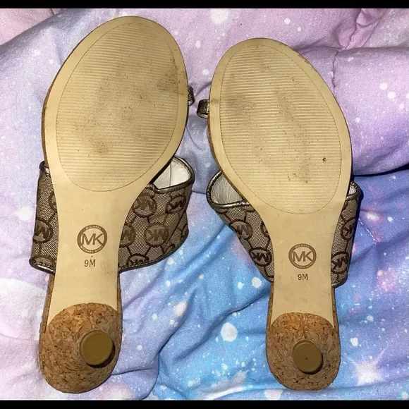 ONLY TRIED ON. MICHAEL KORS SANDALS/SLIDES KITTEN HEEL SIZE 9 - Picture 2 of 2